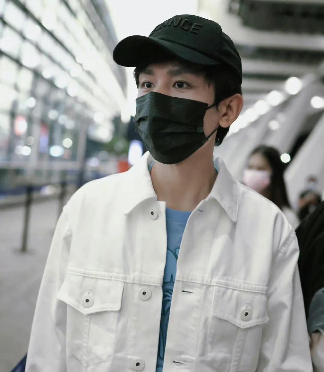 成毅|成毅在宁波机场遭粉丝“围堵”本人亲自回应果果们注意安全