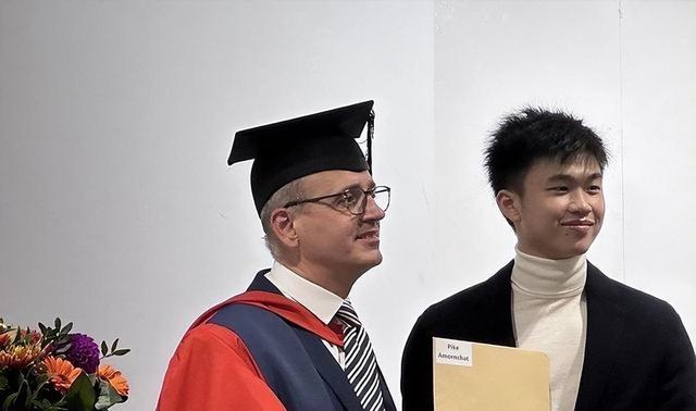 |55岁英拉气质绝了！18岁的儿子又高又帅成绩优秀，获奖让妈妈骄傲