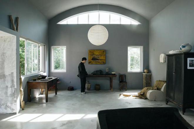 |他蜗居35m2,每月额外花8000元租别墅,摆满古物