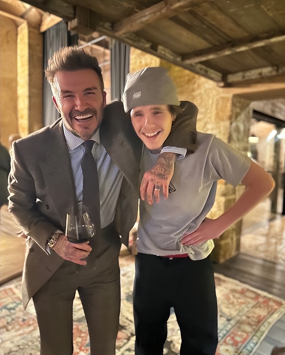 小贝|小贝家跨年看烟花秀!二儿子胡子拉碴显老,大布夫妇在墨西哥潇洒