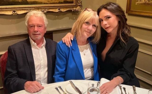 哈珀·贝克汉姆|11岁小七近照曝光:给外婆庆生,长发有气质!贝嫂妈妈好年轻