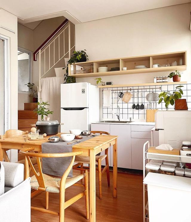 109上下2层,院子搭雨棚放洗衣机,室内只刷白墙,越住越喜欢!