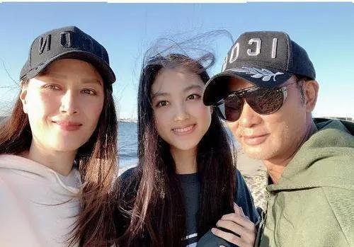 任达华|67岁任达华中山买房，打扮低调驼背像小老头，面色惨白引热议