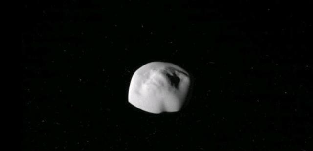 土星的这两颗卫星,外形是如此的奇特,网友:难道是宇宙飞碟?
