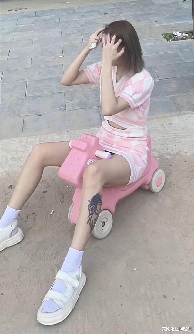 女子帮忙看孩子,自己却坐在玩具车上,玩得满脸开心
