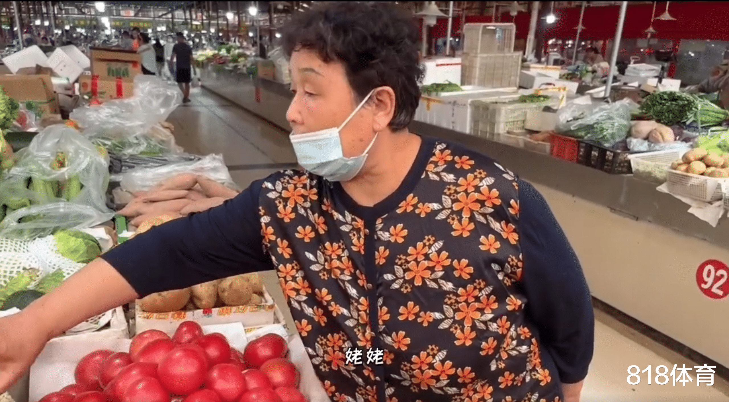 温馨! 张雨霏回徐州探亲陪姥姥菜市场买菜, 同母异父妹妹当小跟班拎菜