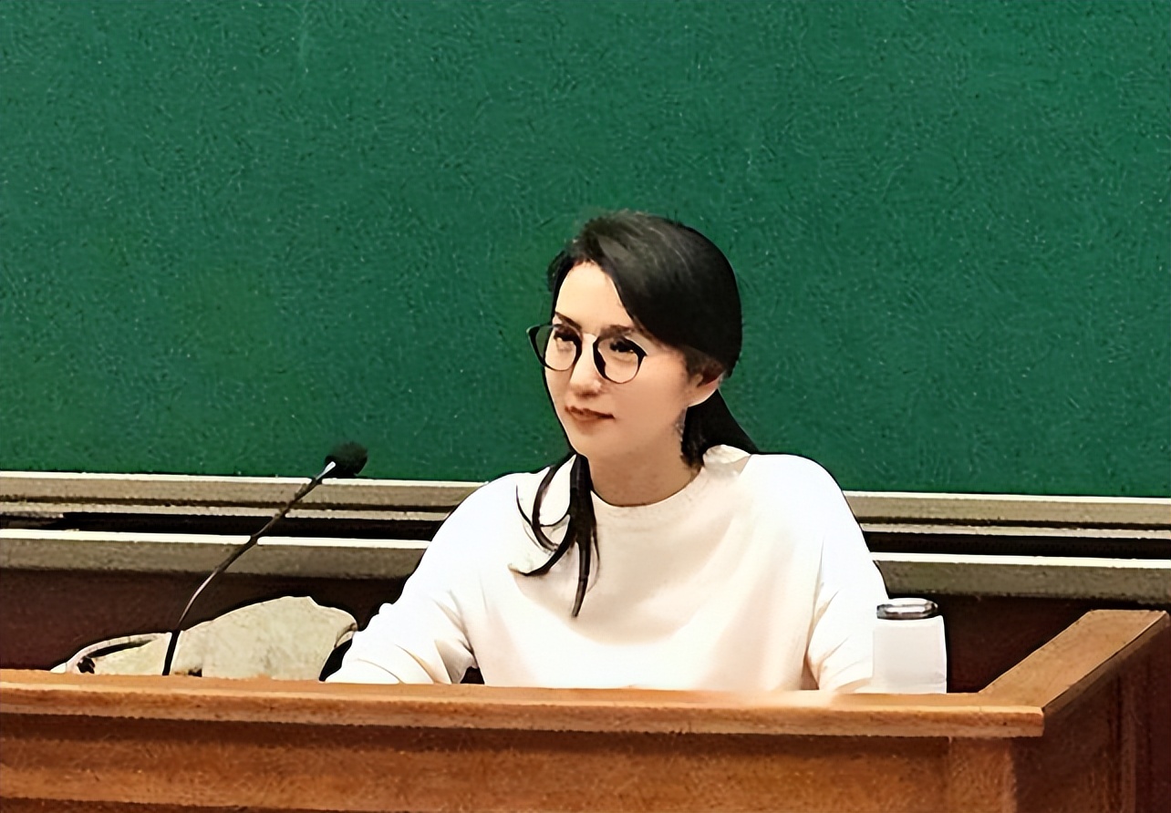 陈好|“万人迷”陈好中戏讲课照流出，未施粉黛仍是佳人，尽显知性魅力