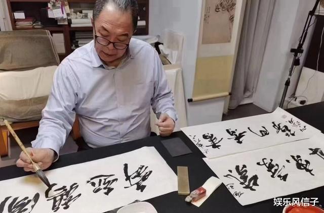 书法|64岁张铁林近况曝光，脚踩书法作品点评，网友：真当自己是皇阿玛