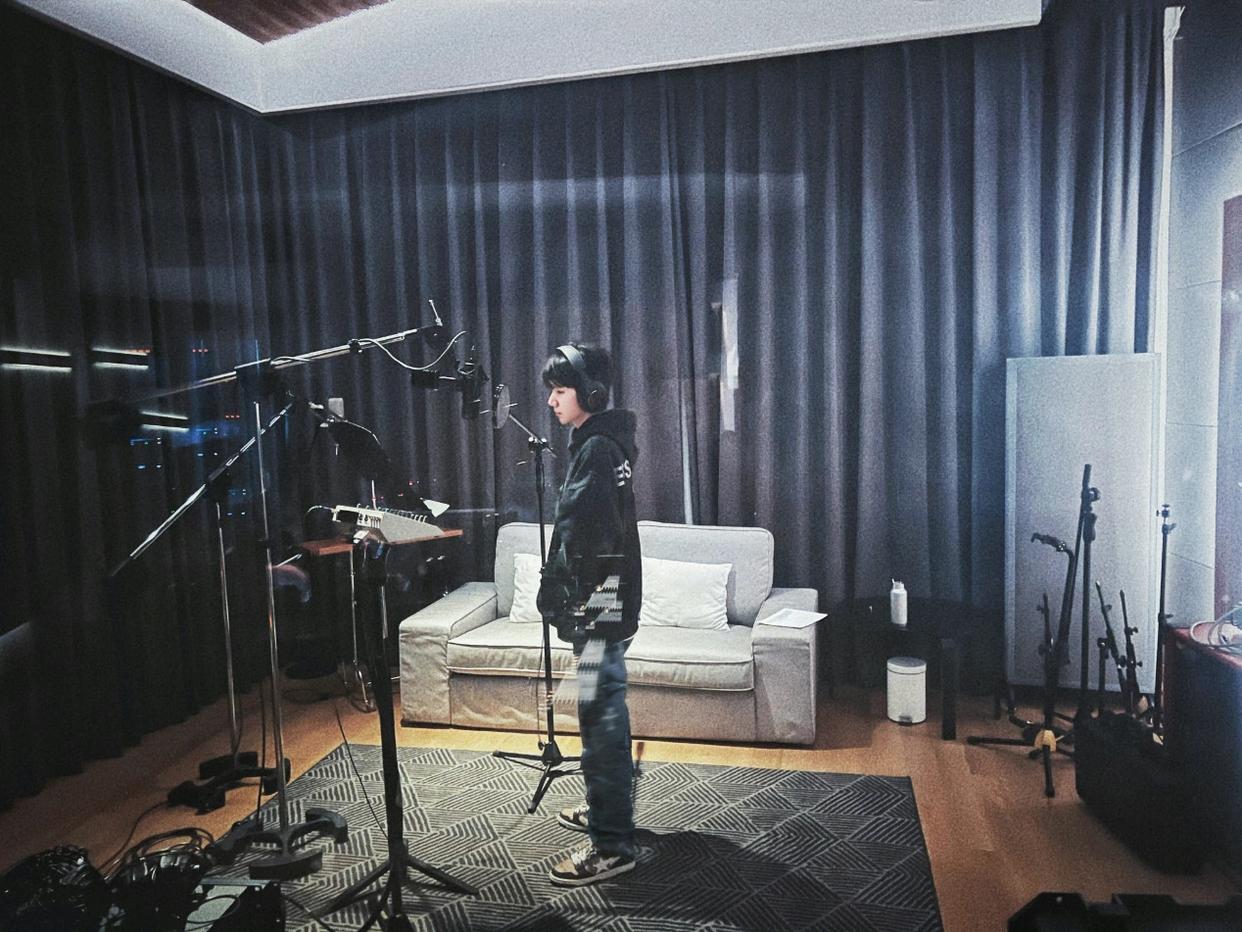 周迅|王源录音室碎片花絮照，认真做音乐散发迷人魅力，歌迷期待新惊喜