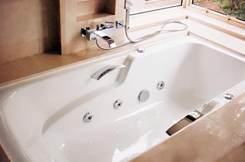 豪门明星|黎明在香港住的豪宅：院子里种着超高的树，比他家四层房子还要高