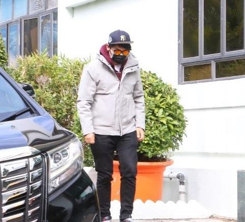 吴士宏|TVB男星杨明正式出狱,神情呆滞愁眉不展,女友并未嫌弃到场接人