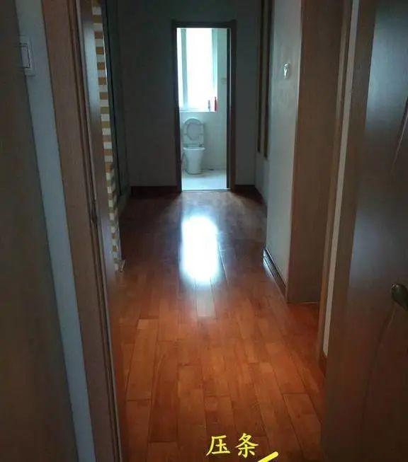 地板通铺为了全屋“面子工程”,师傅不乐意了:出问题我可不负责