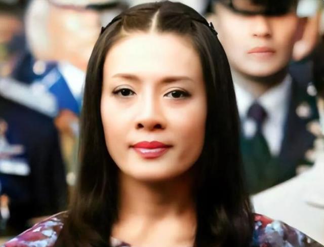 江疏影|西拉米亮相在皇家海报，亲生子嗣同框出镜，储妃定居行宫喜迎重逢