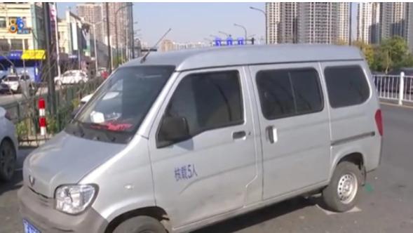 浙江杭州，一男子驾驶五菱宏光到某地拉货，没想半路被人追尾