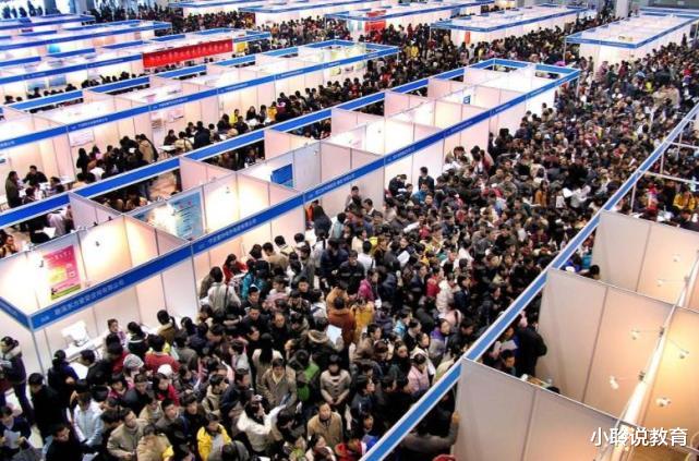 高跟鞋|大专生打败985高材生转正，网友不但不祝福，反而质疑声不断