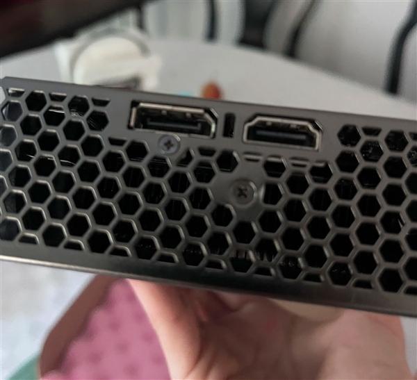 gtx|玩家买到诡异的GTX Titan X卡皇：五个接口 少了仨