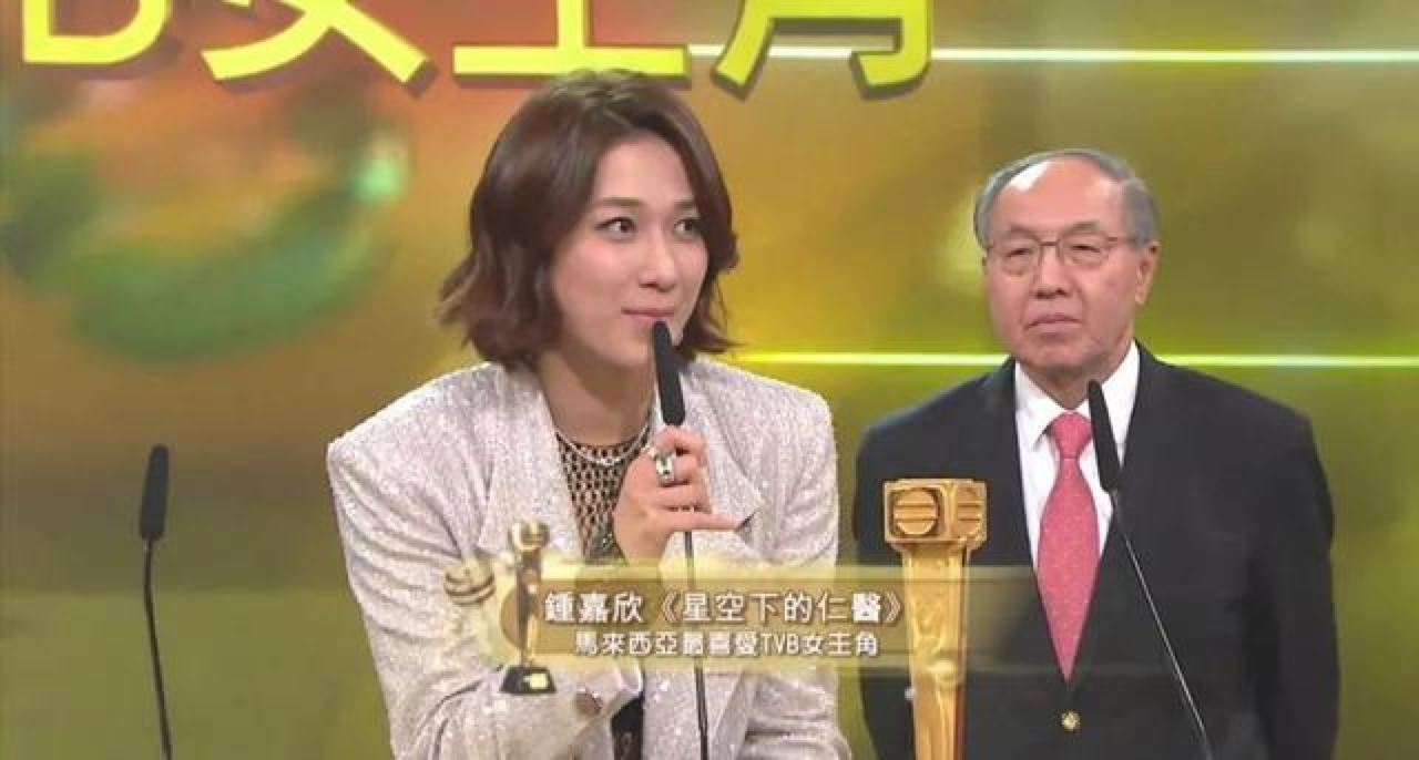 钟嘉欣|钟嘉欣晒38岁庆生照,手持B超单官宣怀三胎,儿女亲吻妈妈孕肚超暖心