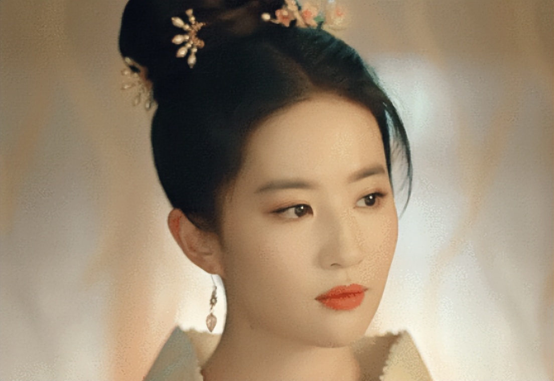 刘亦菲|刘亦菲李现街头拍亲密戏!紧紧搂腰一脸娇羞,身材略浮肿皮肤超白