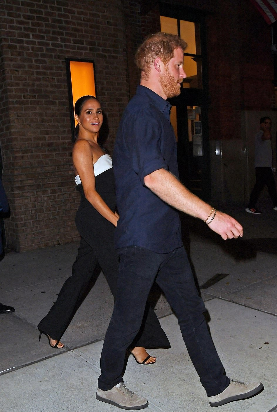 梅根又嘚瑟了!穿3万2黑白连体裤亮相,大露背造型显得虎背熊腰了