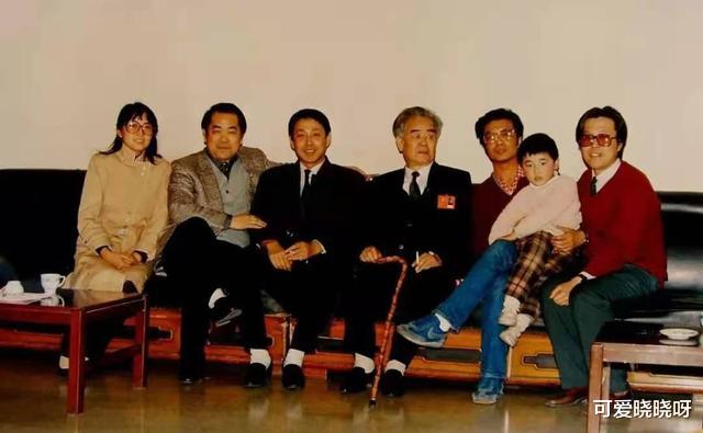 薛飞|“央视最帅主播”薛飞，巅峰时辞职出国摆地摊，今64岁当起了教授