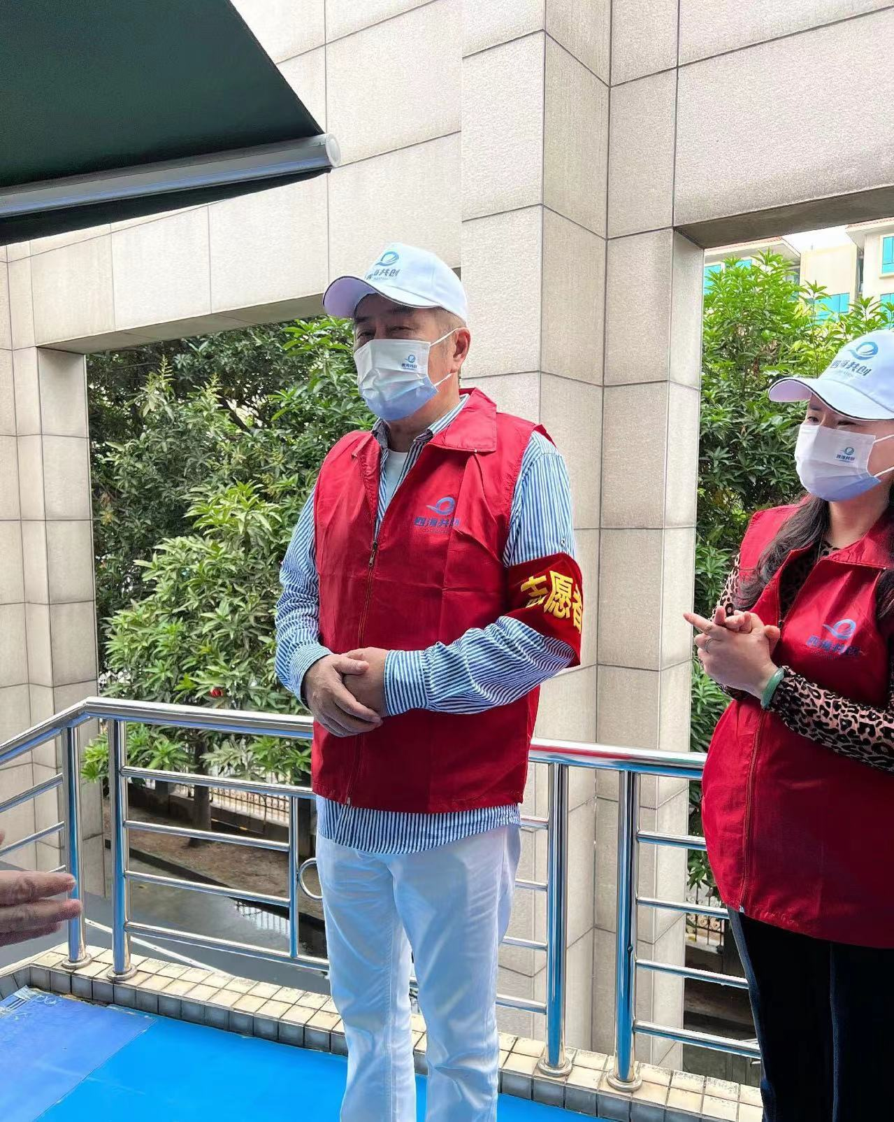 林威|港星林威浙江当志愿者！头发花白忙前忙后，长居内地住古朴农家院