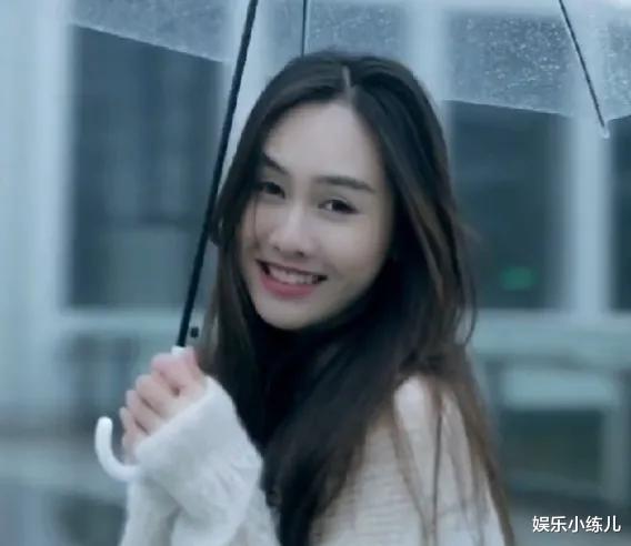 |杭州女子长相酷似朱茵走红全网，港风造型一变，如同本尊归来