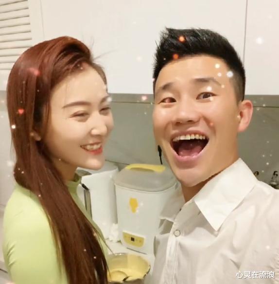 “嘎子哥”直播卖牛仔裤,摸女助理大腿被喷,女孩笑容很尴尬