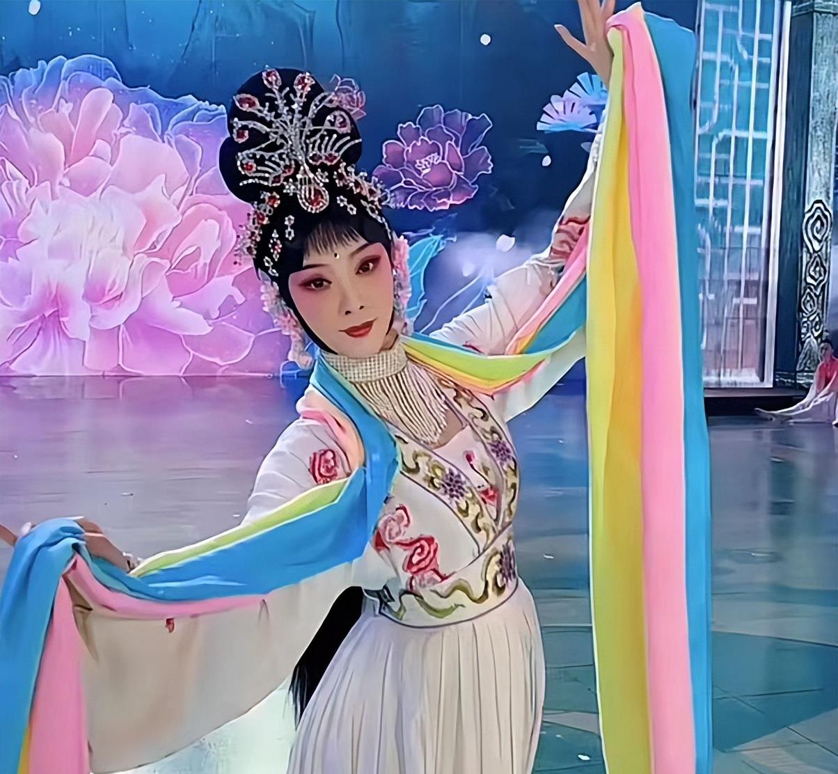 香蕉 央视李思思罕公开化妆间！忍痛贴胶带拉皮，角落堆一地水瓶显杂乱