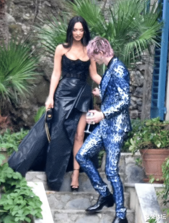 金·卡戴珊|卡戴珊大姐嫁人，“坠机”男友开心到对瓶吹红酒，布克未现身