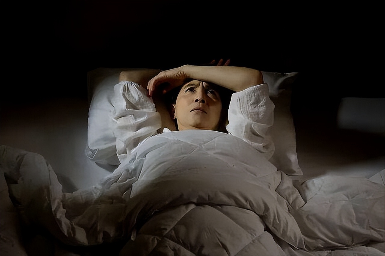 夏天一到，家里墙面霉菌“疯狂”生长？教你小妙招，霉斑自动消失