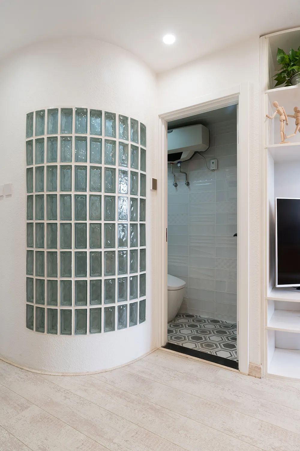 晒晒13万装修的55平小户型,这弧形电视墙,很多人就没见过