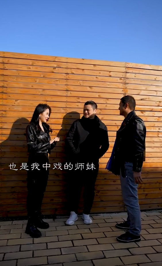 李亚鹏|李亚鹏带美女师妹选机车!翘二郎腿坐轮胎上,帅气合照甘当绿叶