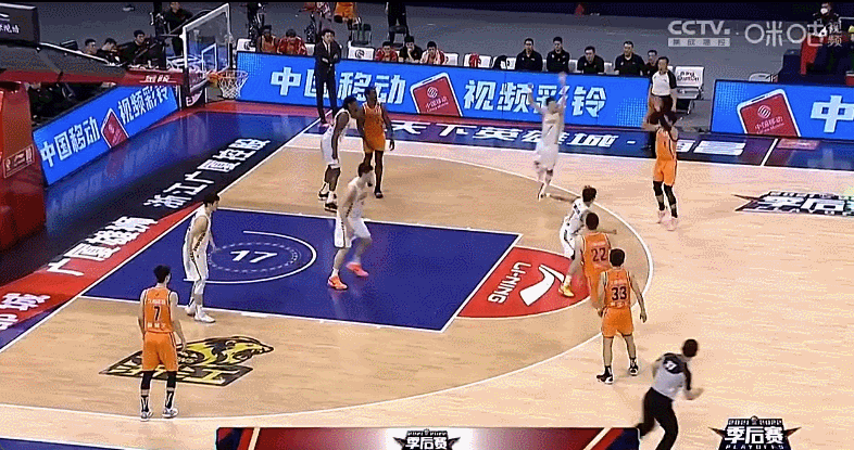 上海男篮|吐了！又肘击！第一场就伤人！真是CBA头号恶汉
