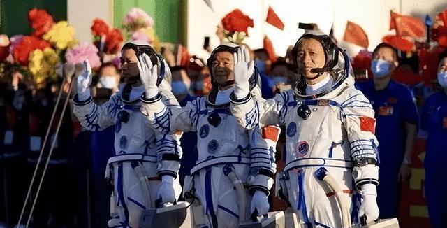 航天员出征前,拎的小箱子是干什么用的?为何不集成到航天服里?