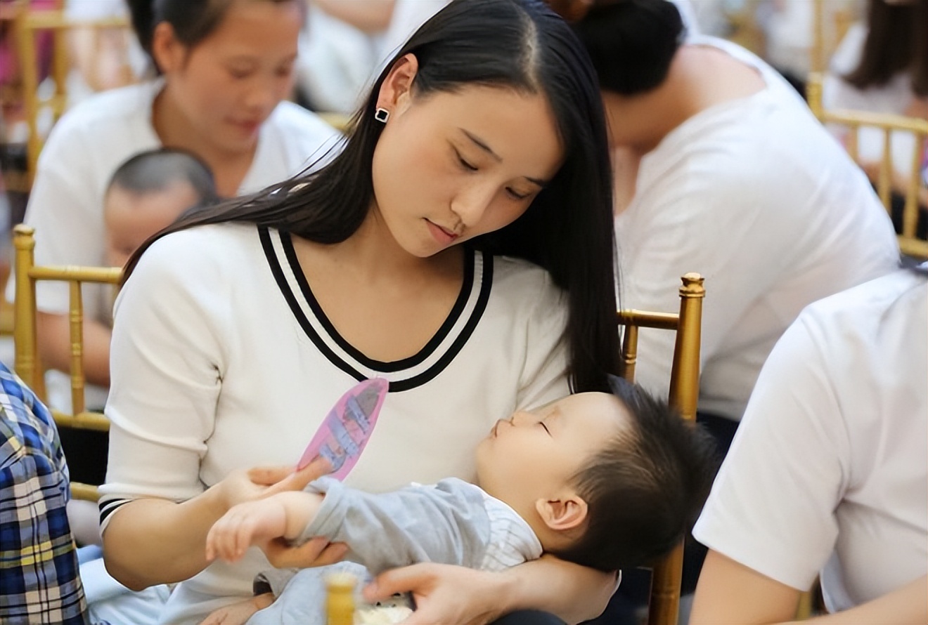 幼儿园|宝妈在儿子幼儿园当洗碗工，对1600工资满意，却被质疑给孩子丢人