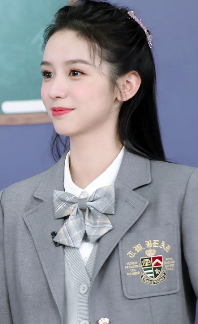 校花|看周也的这波照片，这分明就是校花嘛！