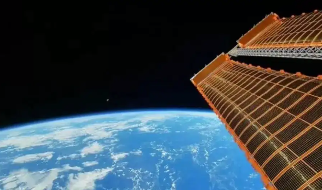用激光笔射向夜空,如果关闭开关,先前发射那束光还会在宇宙中吗