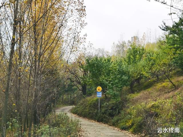 |这座山头上的神庙，开车就能上去，我第三次来这里了