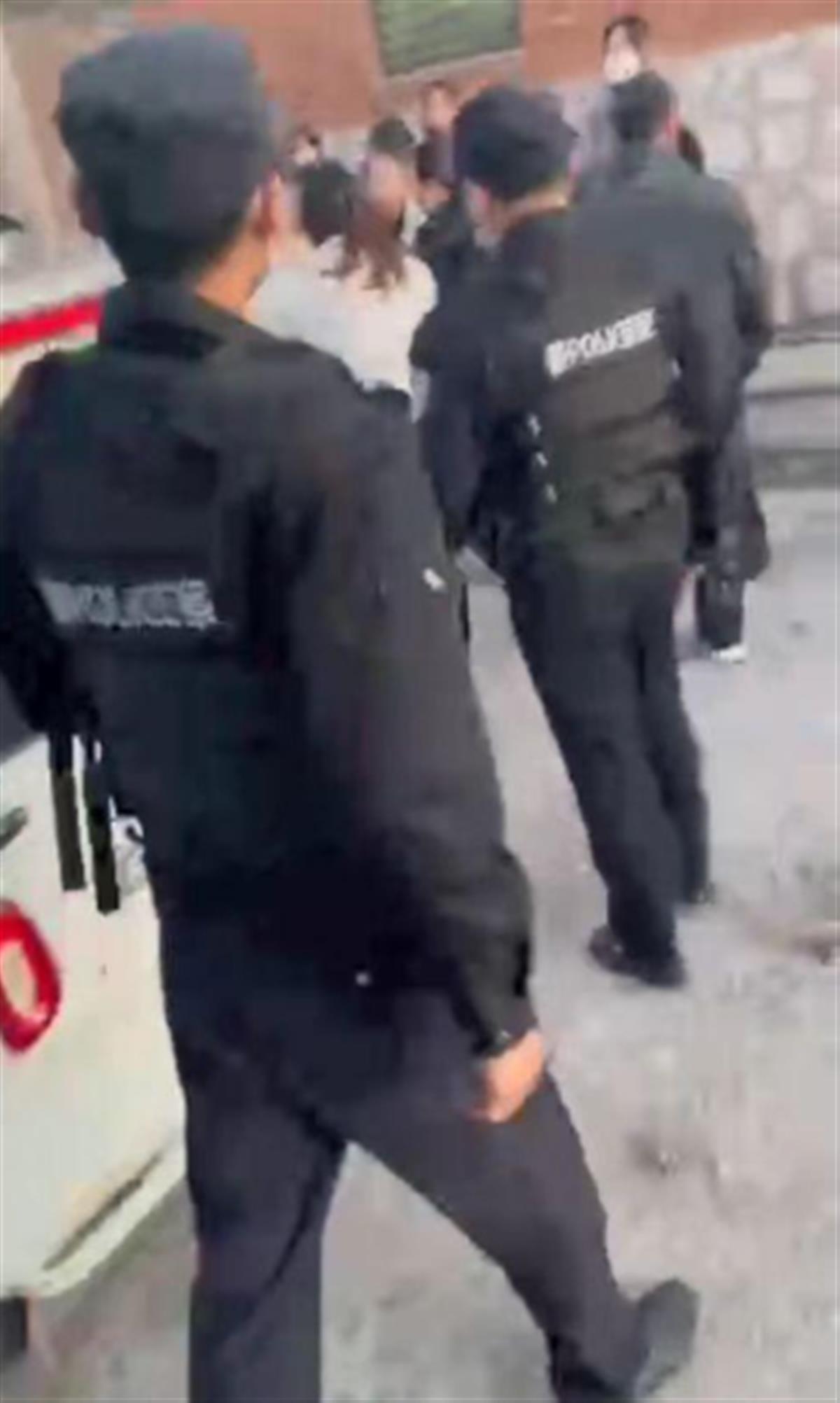 因婚前协议纠纷女子挺孕肚上男方家砸门,两败俱伤令人警醒!