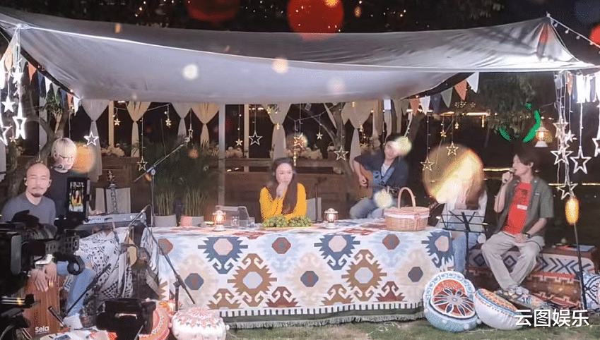 黎瑞恩|49岁港星现身云南农村，边采茶边唱山歌，戴斗笠背竹篓打扮朴素