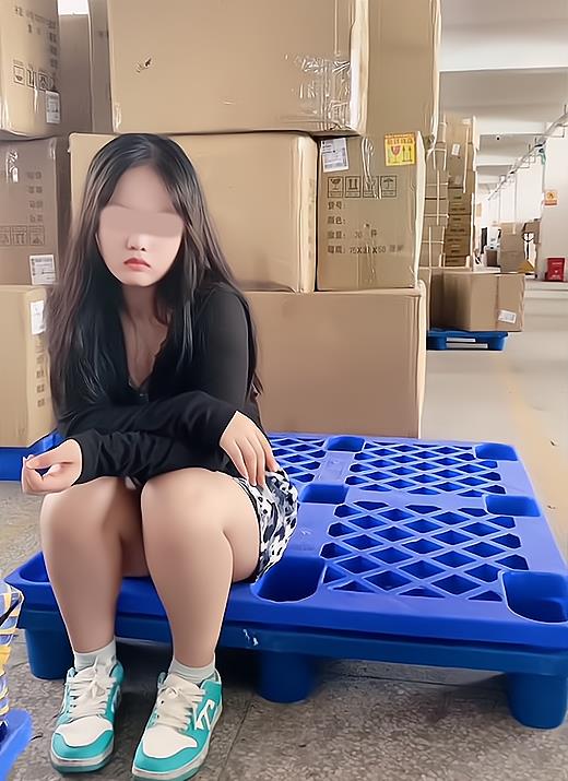 17岁打工妹坐在栈板上流泪,姐姐的安慰有些苍白:忍忍就过去了