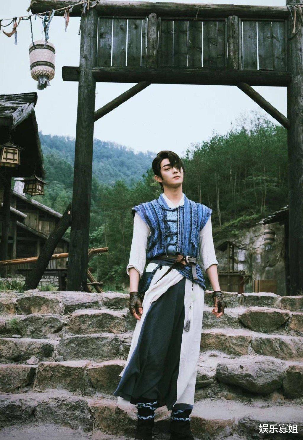 许凯|《仙剑6》路透，许凯摆好poss以为虞书欣要拍他，结果并不是