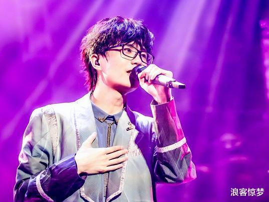 许嵩|36岁许嵩恋爱曝光,女方是21岁主持人冯禧,歌迷高喊“铁树开花”