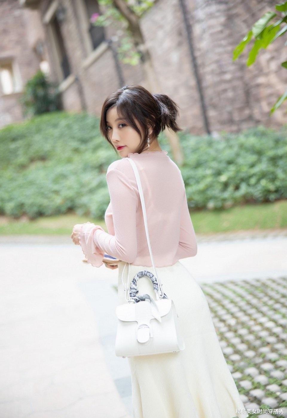 辽宁省|粉色的小衫,下身搭配一件白色半身裙,甜美时尚又性感迷人