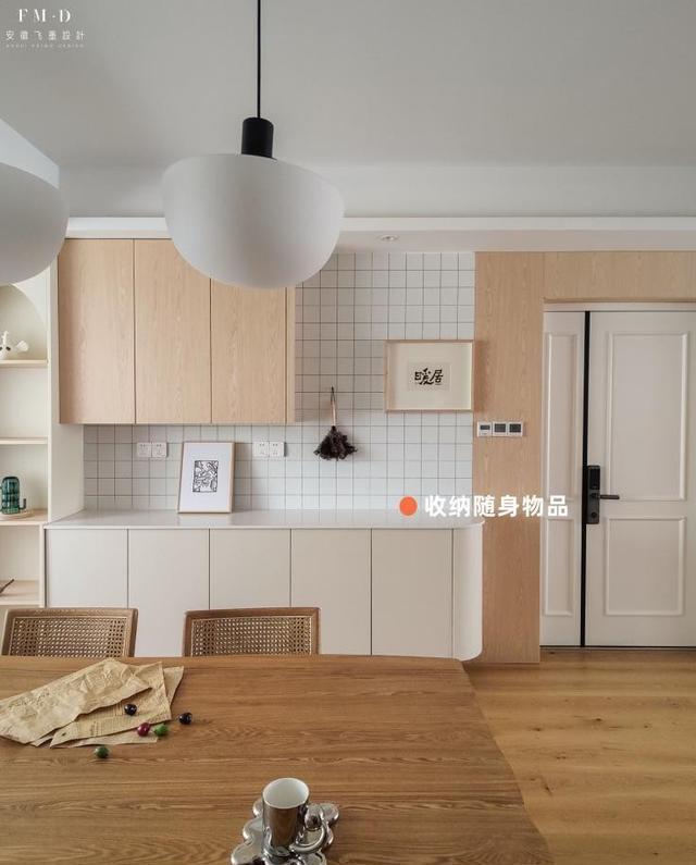 餐厅终于布置完毕,酒柜一门2用,亲戚朋友来参观,感觉倍有面子