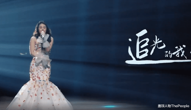 小姐姐|河南台五四晚会:杨紫抠图,李一桐脚成90度,王一博脸肿像大叔