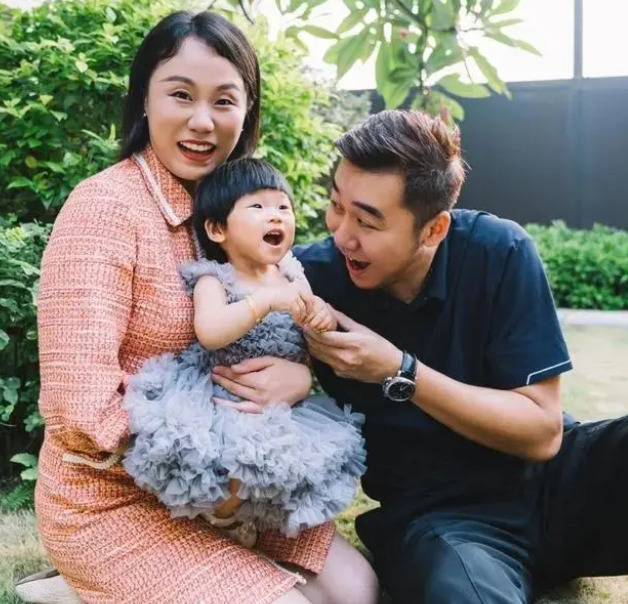 赵芸蕾|国羽世界冠军赵芸蕾晒全家福！退役后当贤妻良母，老公日渐发福