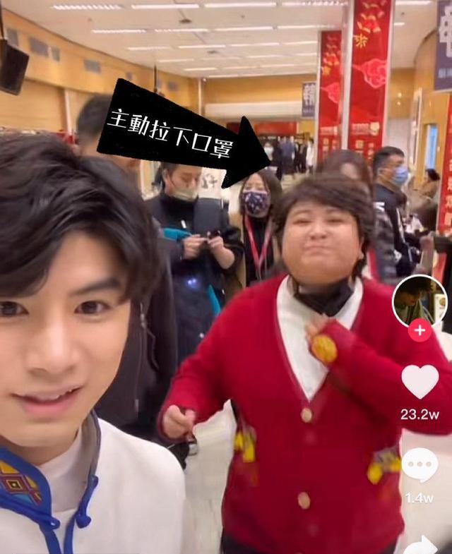 春晚|春晚群演公开后台自拍!贾玲一个举动被网友大赞