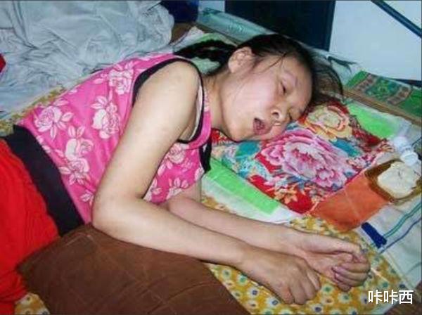 河北女“巨婴”吴桂英:装瘫痪在床上躺了二十年,被监控揭开真相