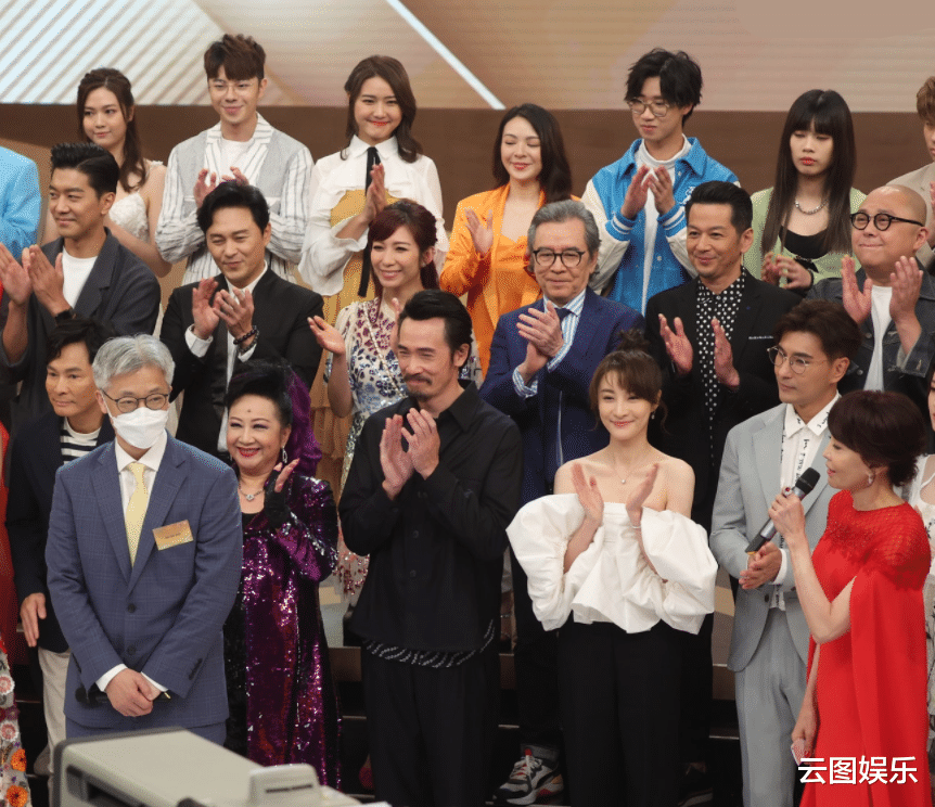 TVB|众星出席TVB节目巡礼，唐诗咏穿吊带裙意外跌倒，林峯堂妹站C位